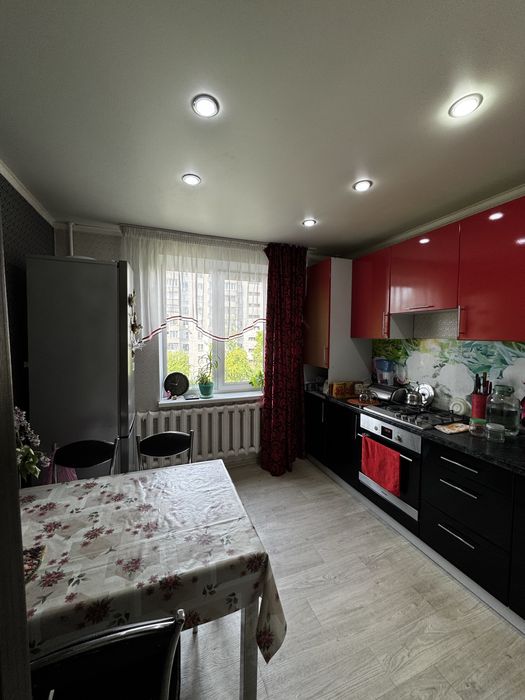 Продается 3 комнатная ,центр,новая планировка.