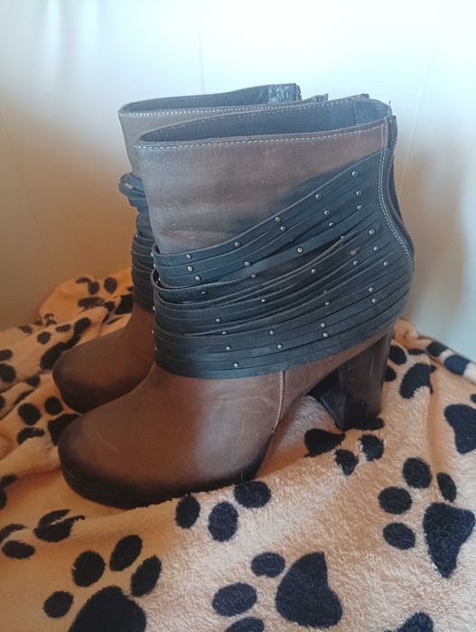 Продавам дамски боти набук