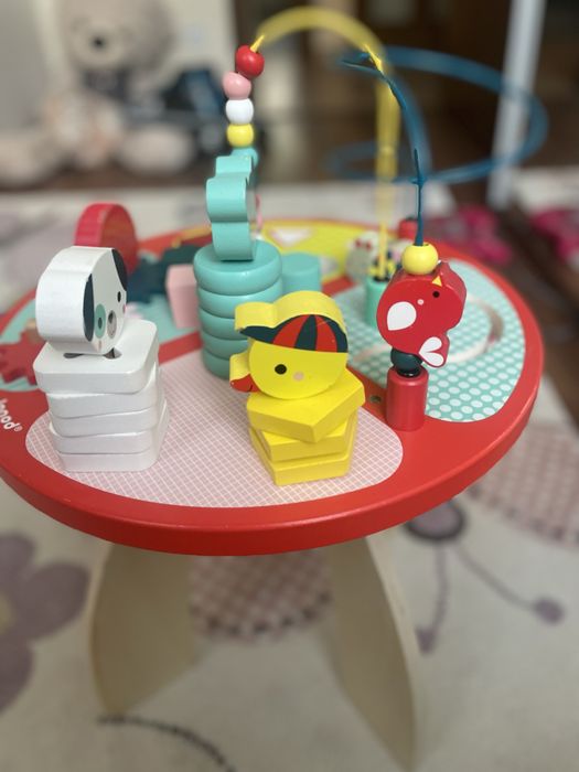 Дървена играчка Janod - Маса с 4 зони за игра, Горски бебета животни