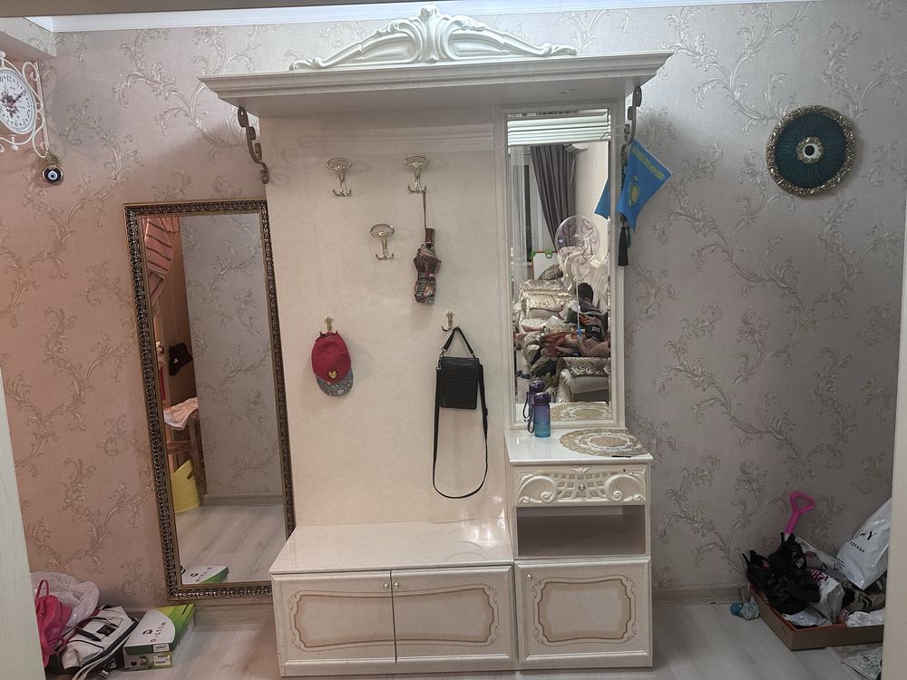 Продам прихожей шкаф