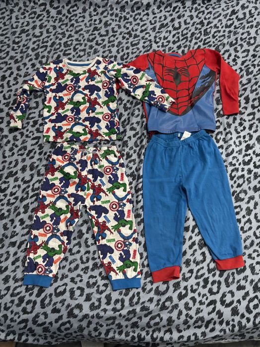 Vand 2 seturi pijama copii 98cm