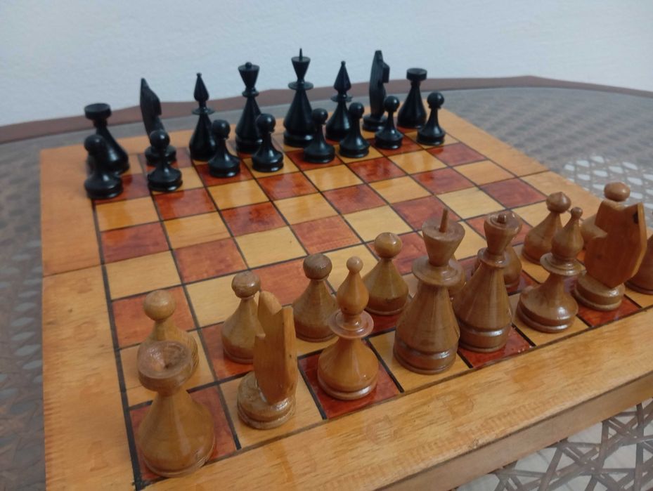 Шах с дървени фигури