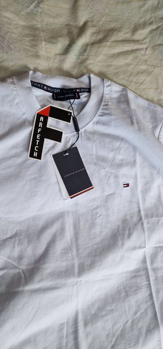 Vând 2 tricouri noi cu etichetă