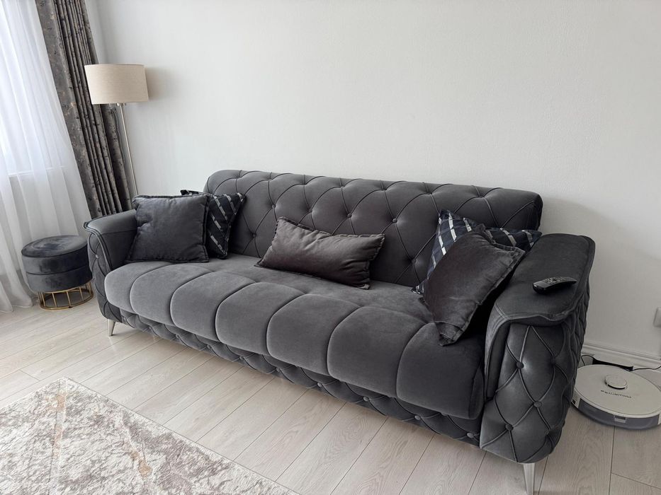 Vând canapea ,făcută la comanda ,stare impecabila