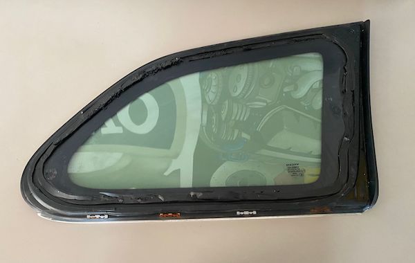 Geam Aripa Stanga Spate cu Crom Volvo XC60 31278973