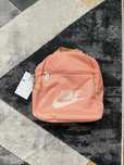 Нова раница Nike
