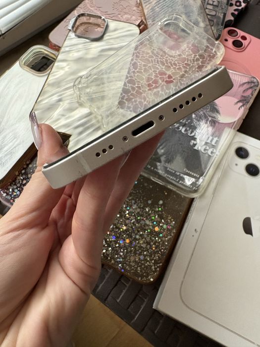 Продавам iPhone 13, 128GB + 15 кейса + 4 протектора