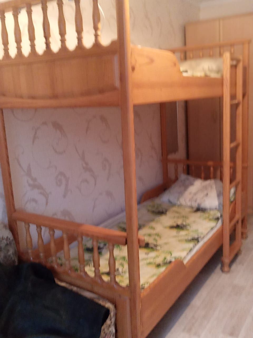 Продам двухярусную кровать из массива дерева