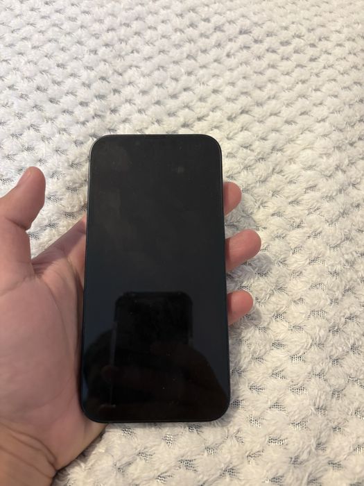 Vand iphone 13 cu spatele din sticla spart