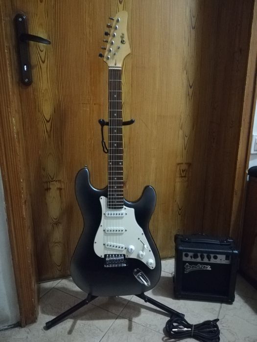 Електрическа китара Power Play с кубе и свързващ аудио кабел