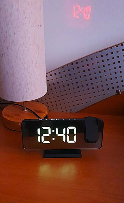 Ceas  RGB cu alarma  , proectie  pe perete