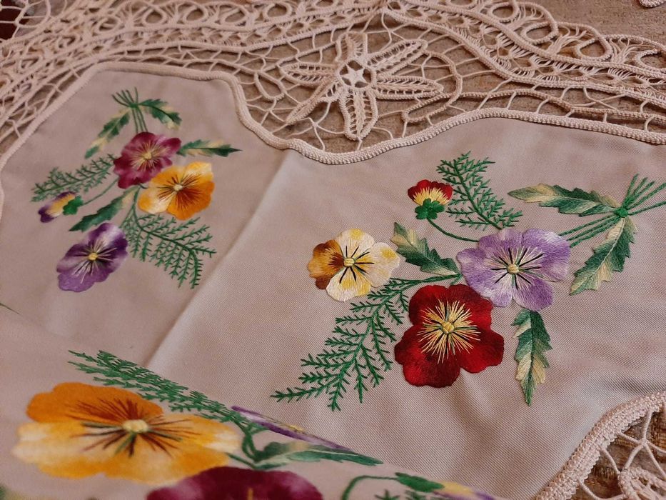 Set 6 mileuri noi din macrame cu insertie brodata manual