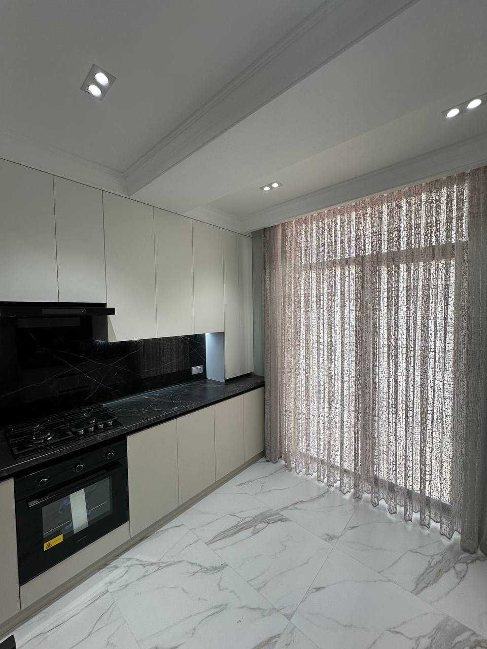 СРОЧНО Euro house 3 комнатная 83м2; 3/7/10 улица Чинабад, ТЦ High Town