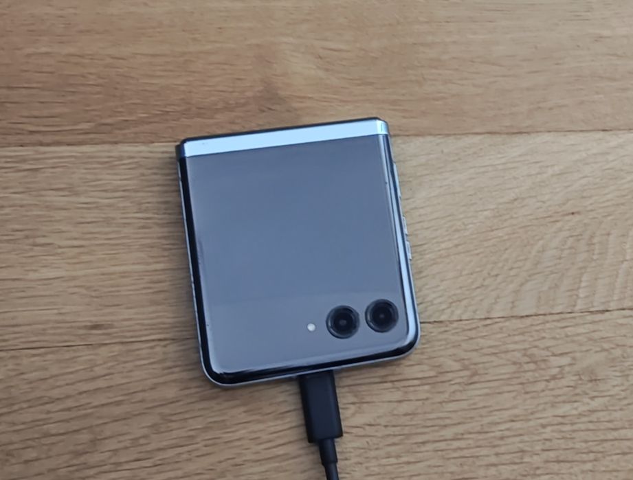 Продавам Motorola Razr 40 Ultra