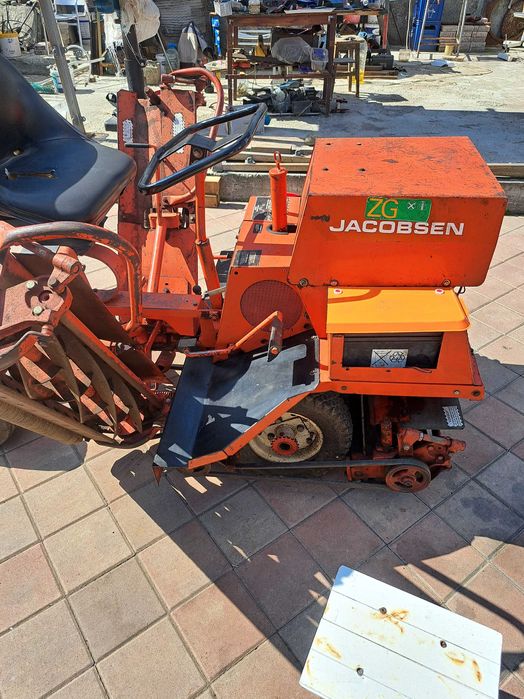 Tractor  pentru tuns iarba / gazon .