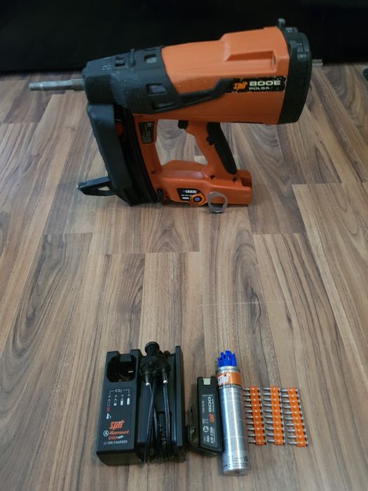 Pistol de bătut cuie în beton Spit Pulsa 800E