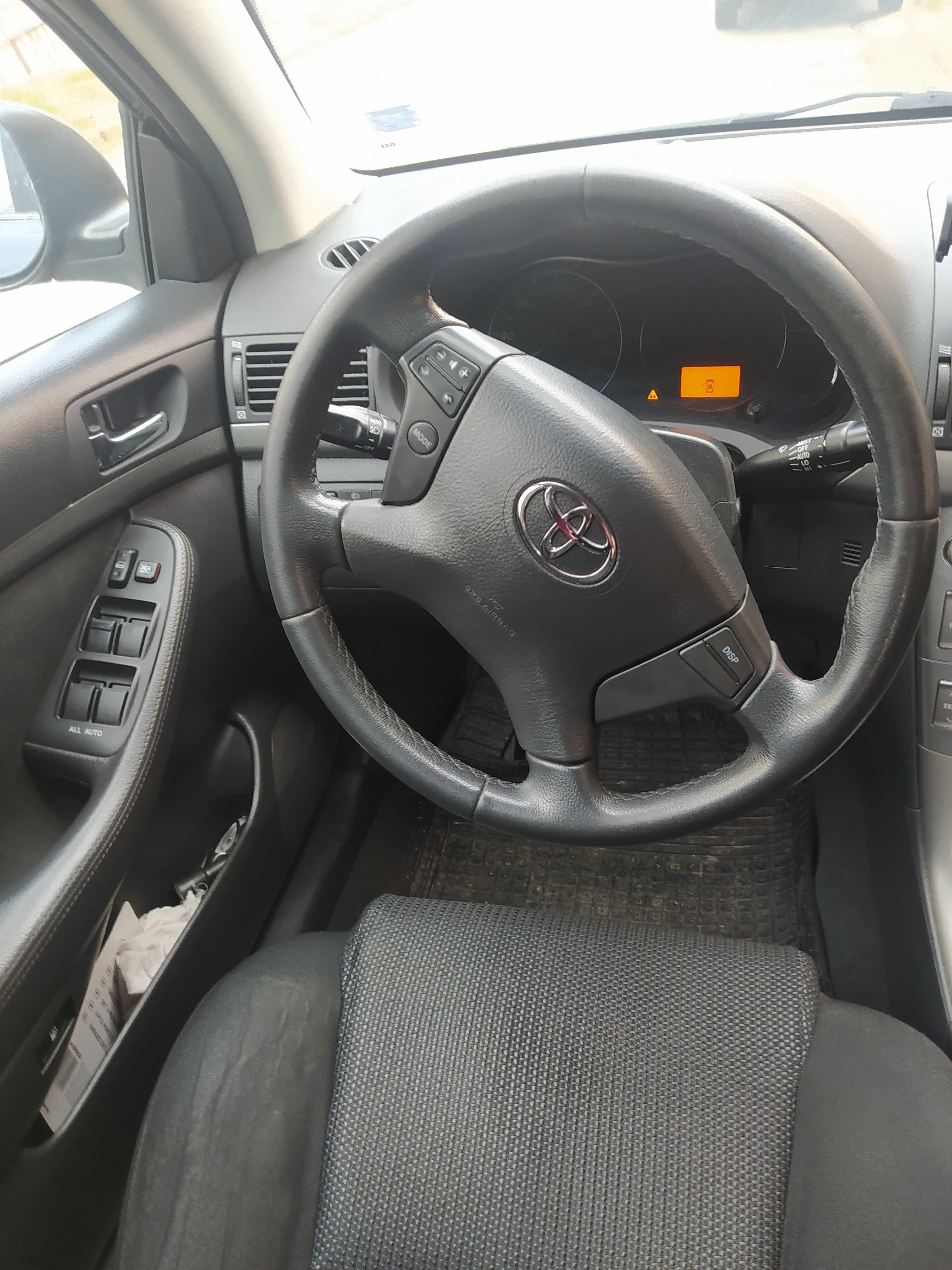 Продавам Toyota Avensis 1.8 газ