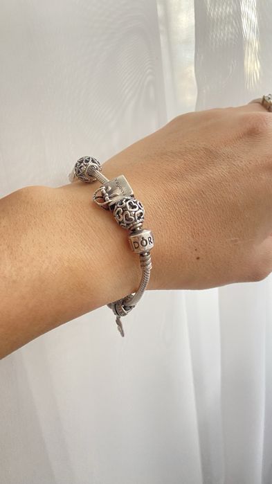 Vand bratara Pandora cu talismanele incluse !