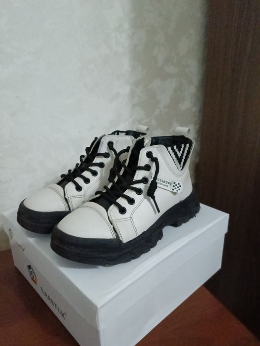 Продам детские ботинки сезон весна -осень