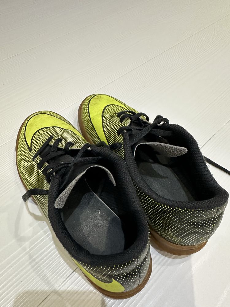 Nike детски обувки за зала размер 36