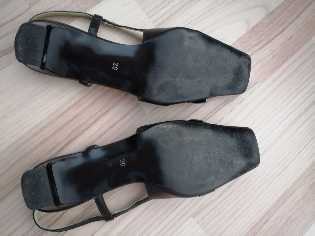Pantofi negri din piele decupați în spate