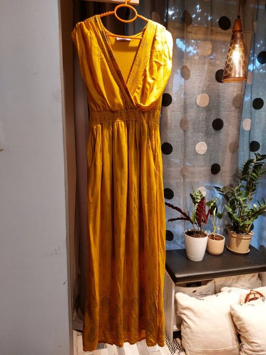 Дълга жълта рокля