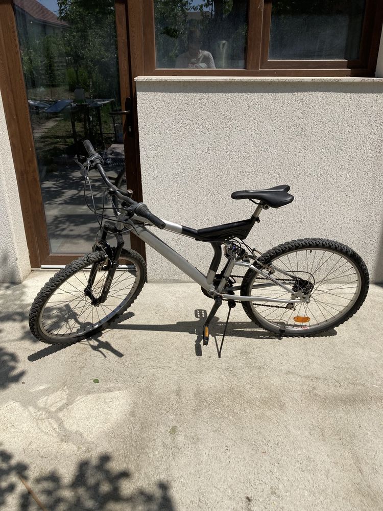 Bicicleta cu suspensii