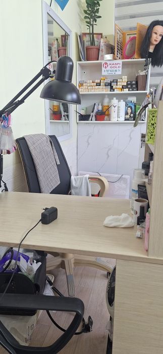 Кресло мастер парикмахер и мани кюр арендакюр