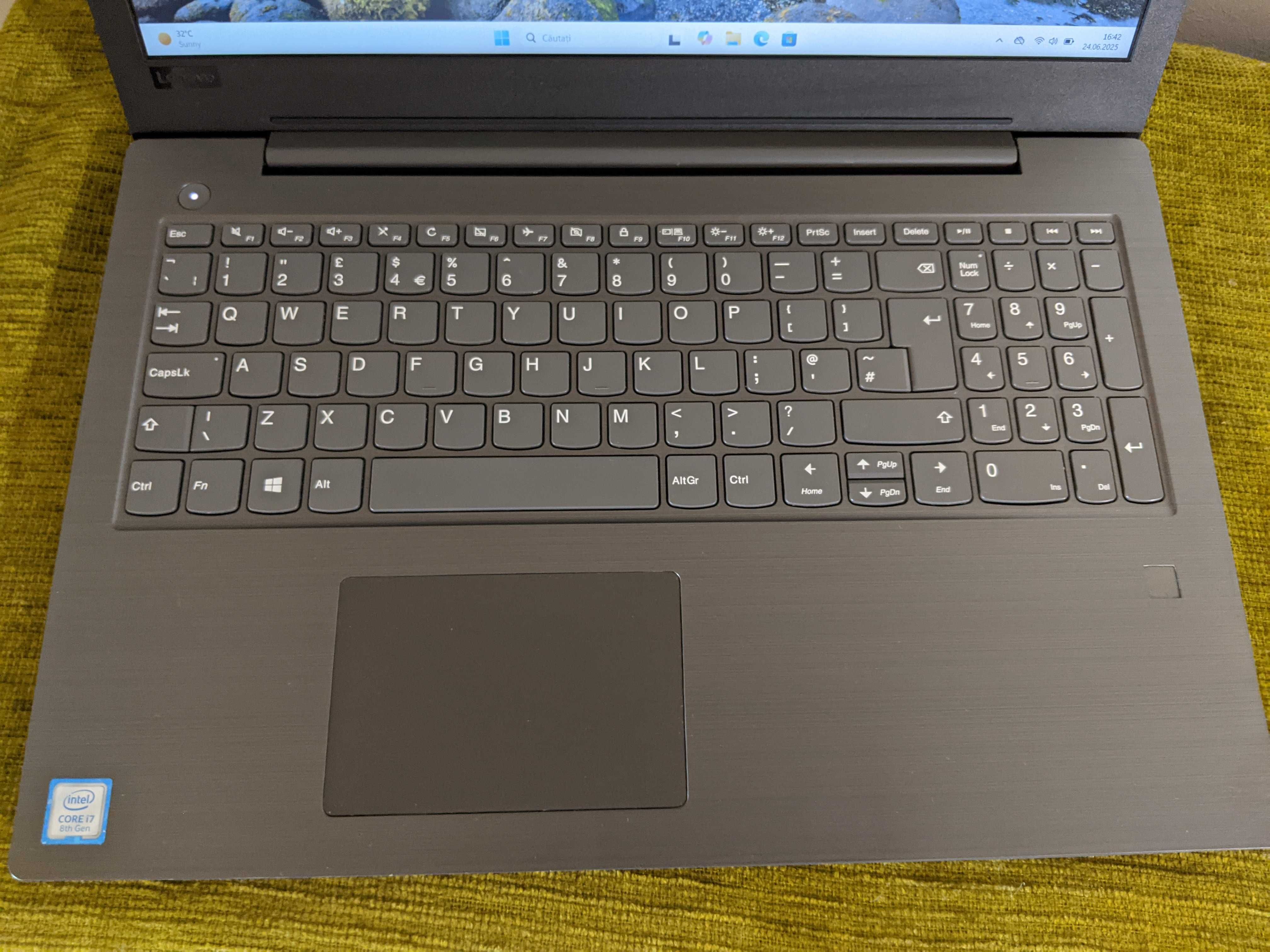Laptop Lenovo V330-15IKB, cu procesor intel i7 8550u pana la 4GHz