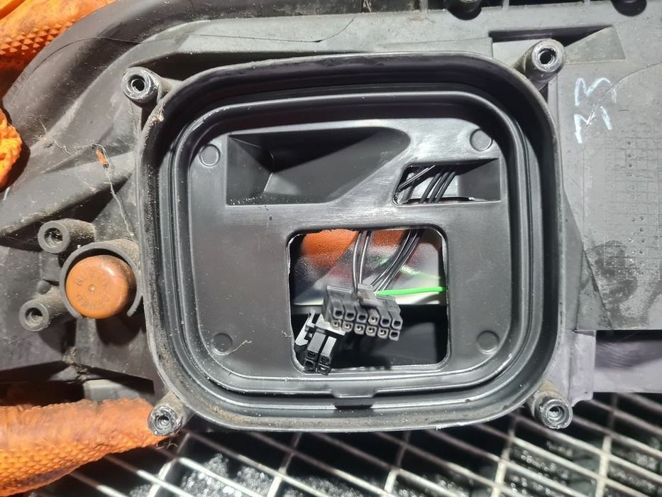 Far Dreapta Jeep Cherokee V 2013 - 2017 SUV 4 Usi (951) Fara xenon