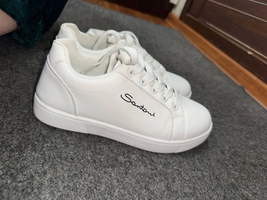 Белые кроссовки