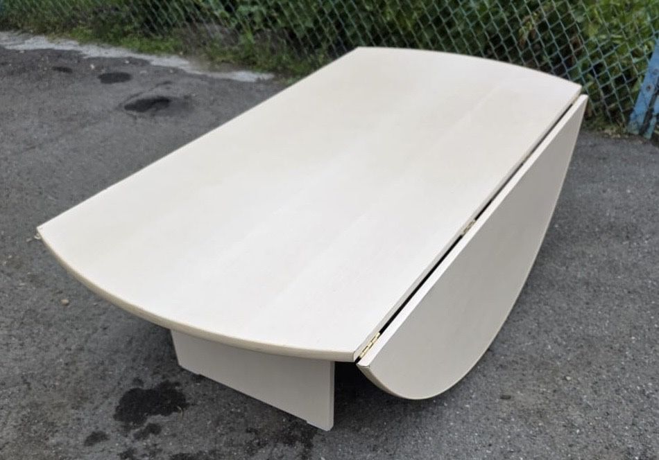 Продам круглый стол.