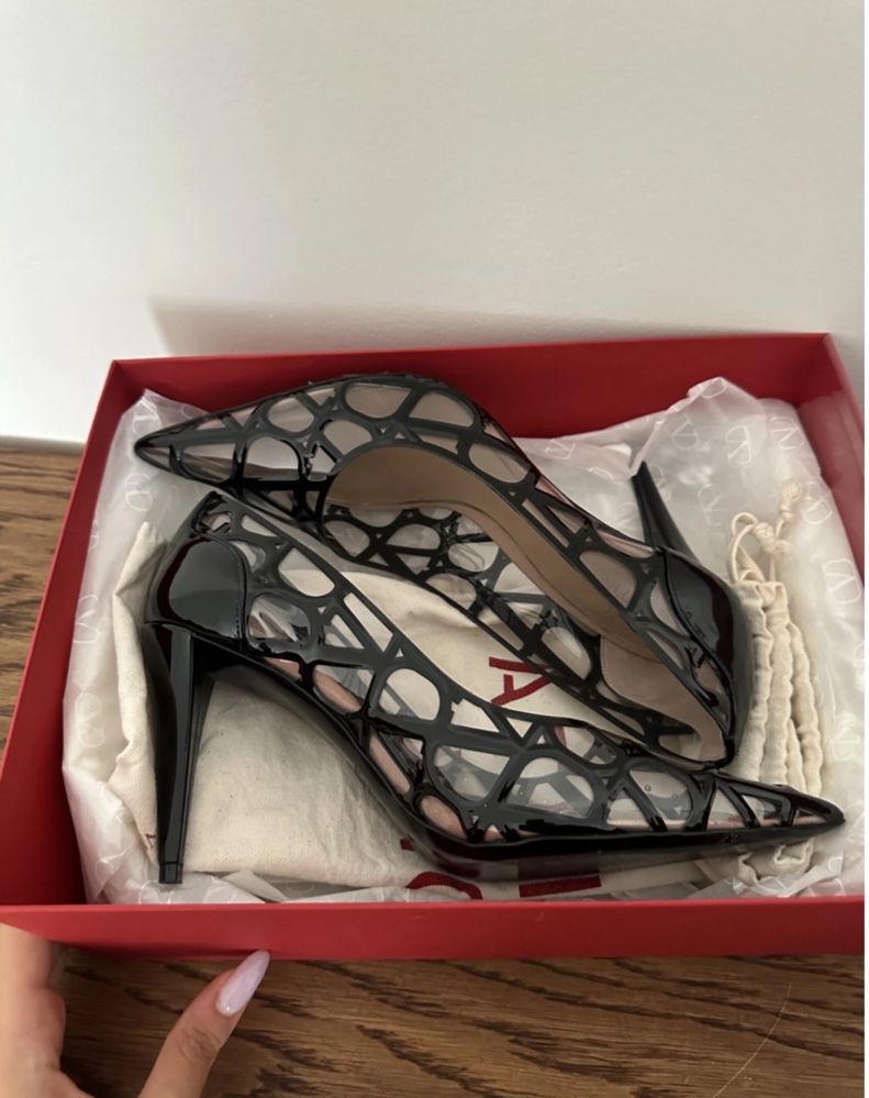 Обувки Valentino, никога не са носени