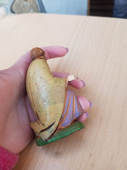 Две статуетки фигури