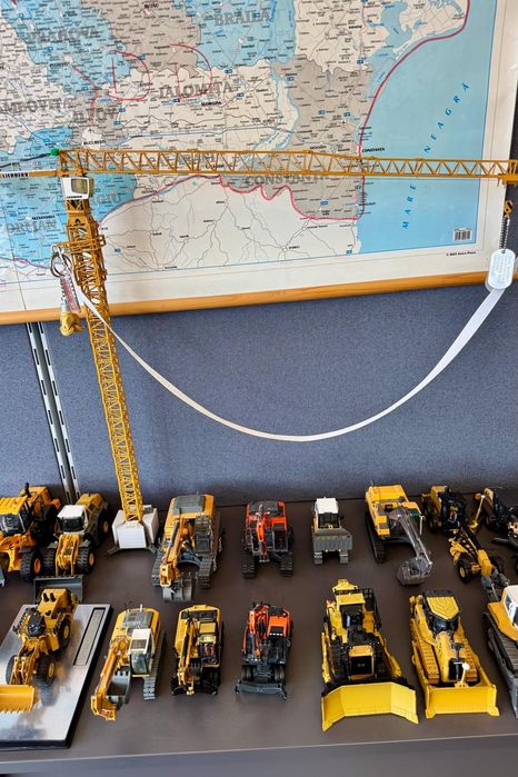 Vand o colecție de utilaje de constructii