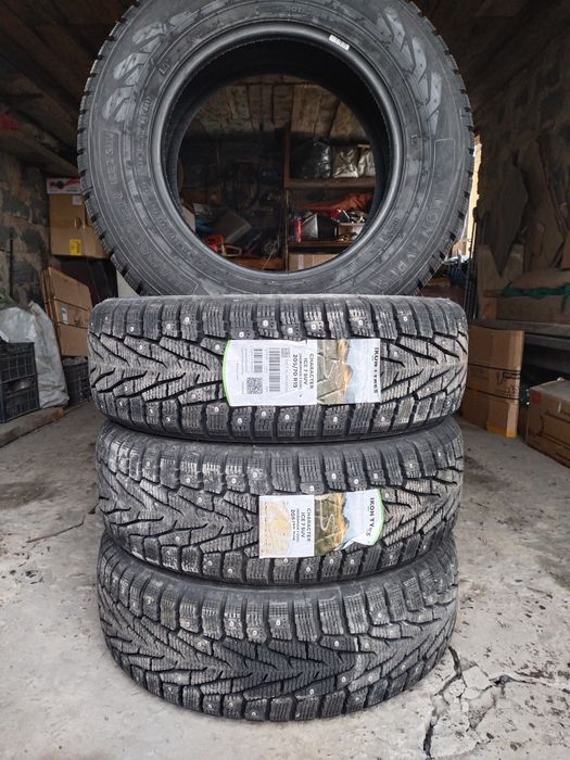 Продам комплект зимней шипованой резины новые 2025г.