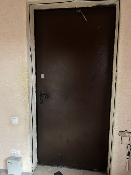 Продам входную железную дверь