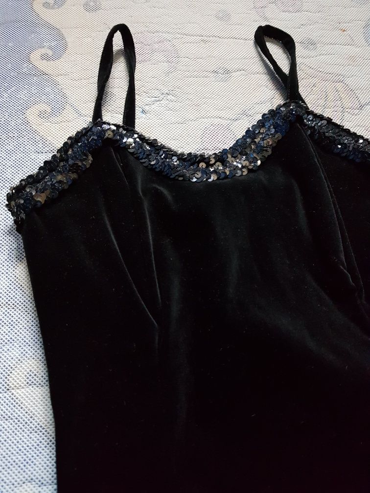 Rochie neagră din catifea cu piaete