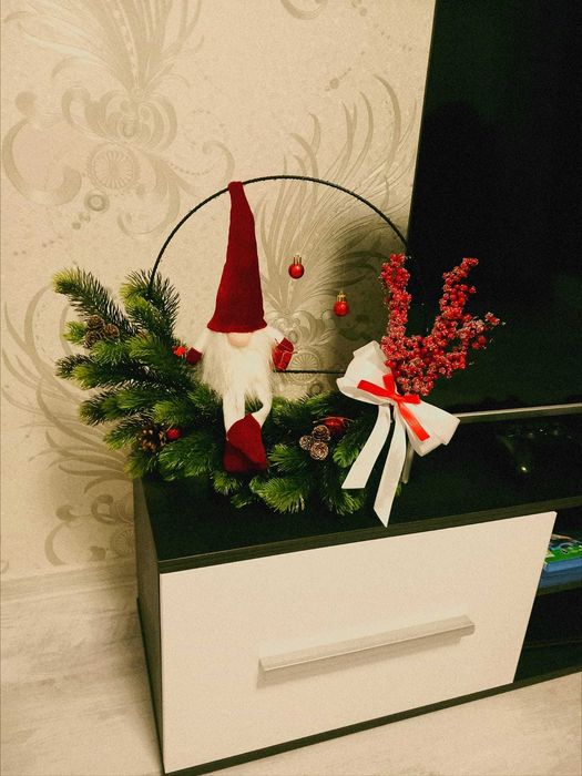 Ornament de Crăciun handmade cu spiriduș și suport metalic luminos.