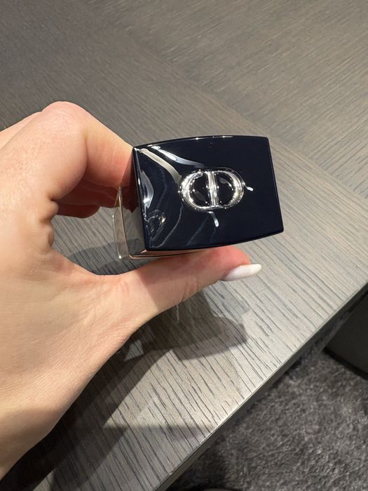 Фон дьо тен Dior, Armani