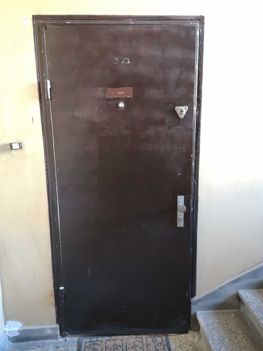 Външна блиндирана метална врата