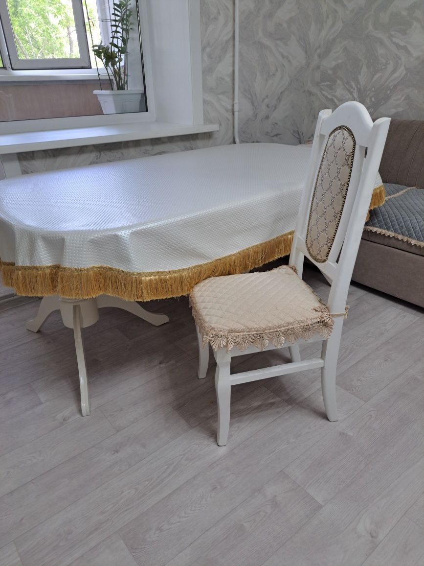 Продам стол и стулья.