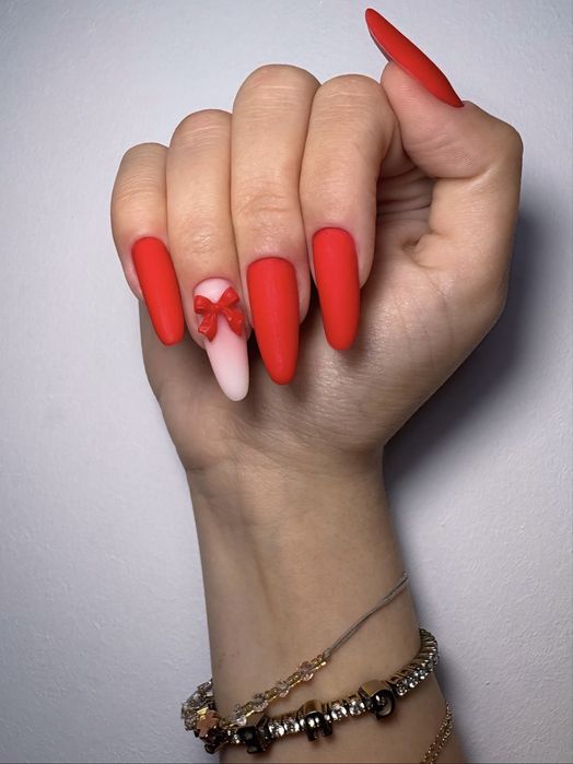 Caut model pentru manichiura gratuit