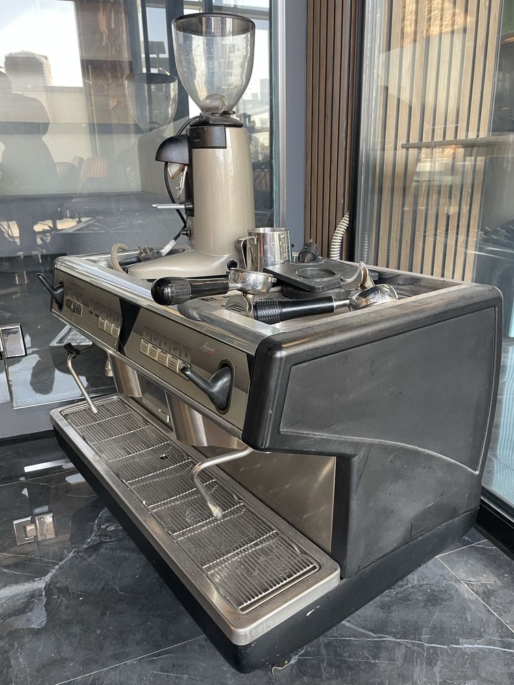 ПРОДАЮ профессиональную кофемашину NUOVA Simonelli-в хорошем состояний