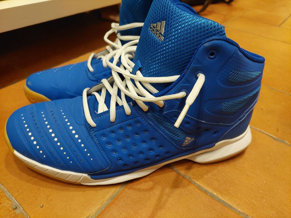 Нови спортни обувки за тренировка в зала или баскетбол adidas