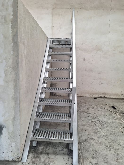 Vindem scări zincata cu ori ce dimensiuni