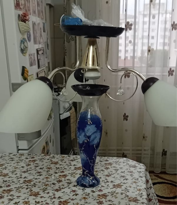Lustra 3 becuri + bec lumina veghe, stare impecabile , pret 100 lei