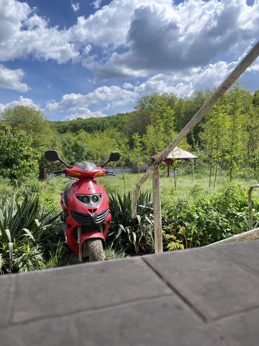 Vand scuter suzuki 50cc pe benzina 2t