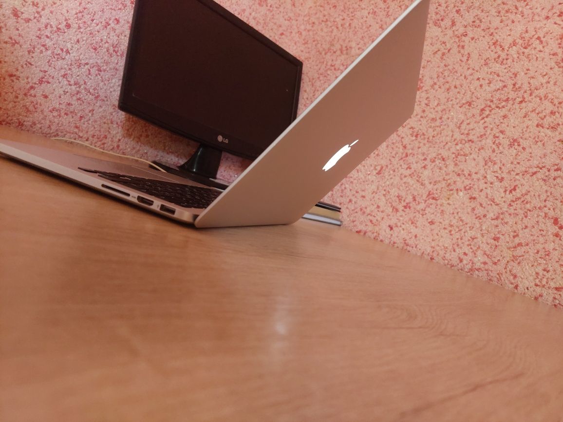 Mackbook i5 Pro.