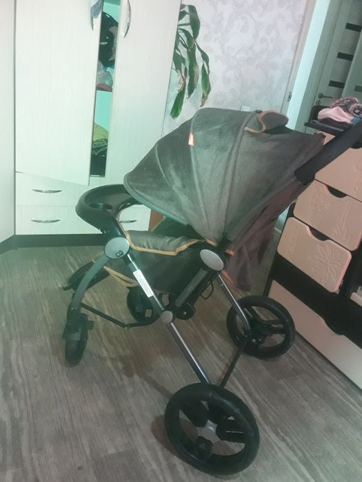 Коляска продам в районе женис